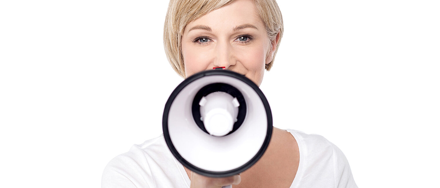 Die Frau ruft mit dem Megaphon