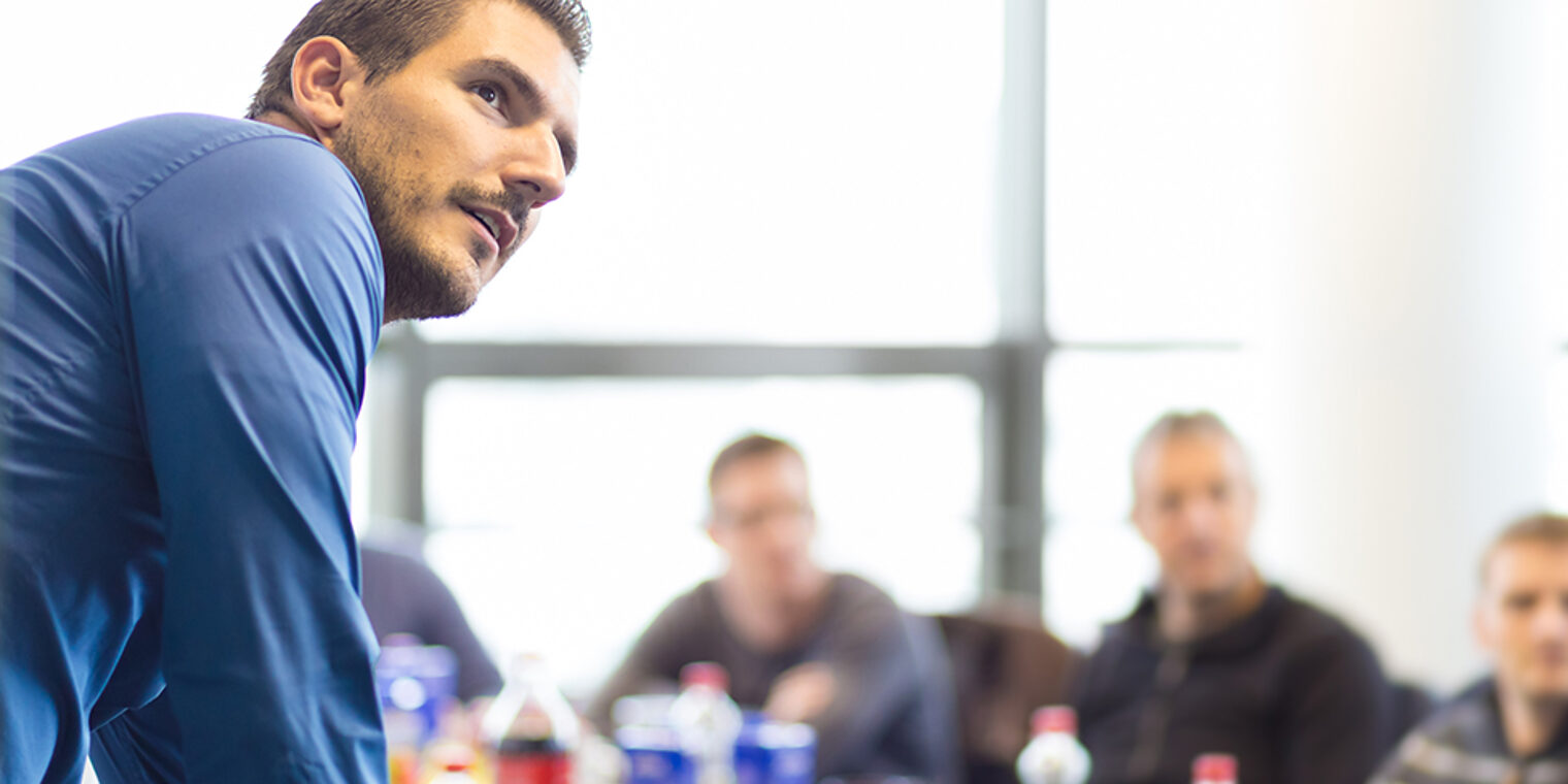 Die Männer lernen im Seminar Inhalte der Weiterbildung zum Betriebswirt
