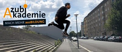 Auszubildender springt über die Stufen in seine berufliche Zukunft