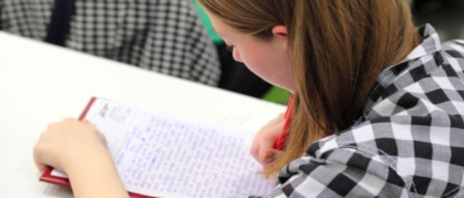 Auszubildende schreibt im Kurs mit
