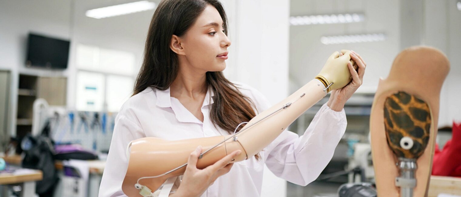 Orthopädietechnikerin arbeitet an einer Armprothese