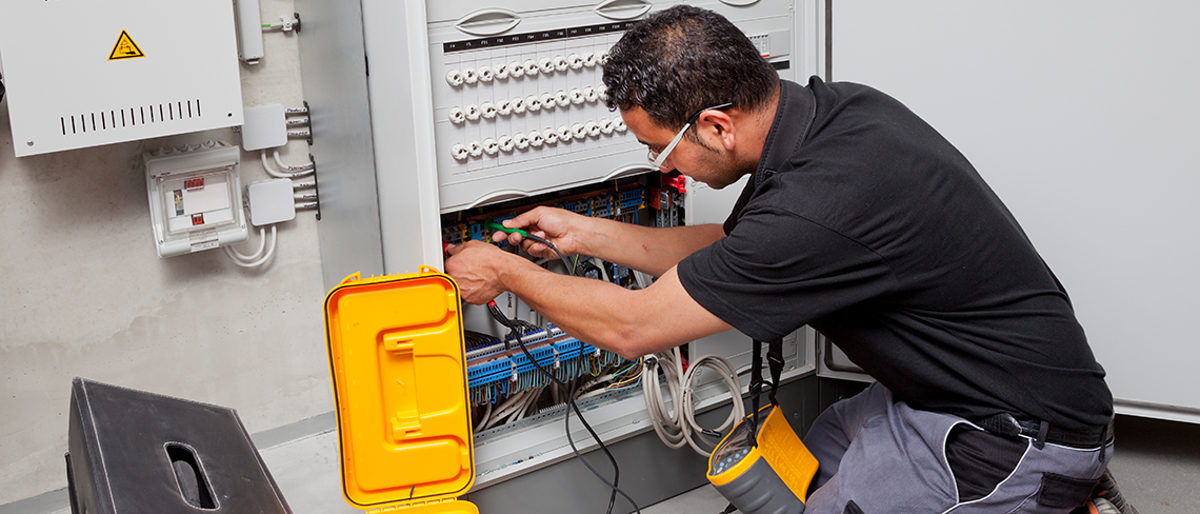 Elektronik, Elektrotechnik, Strom, Handwerk, Berlin, Lehrgang, Meister Elektronik, Elektrotechnik, Kabel, Strom, prüfen, Brille, Handwerk, Arbeit, Gewerk, Berlin, Lehrgang, Meister